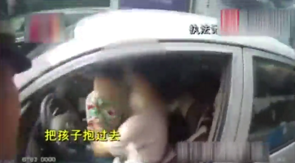 重庆一女子驾车时喂奶画面