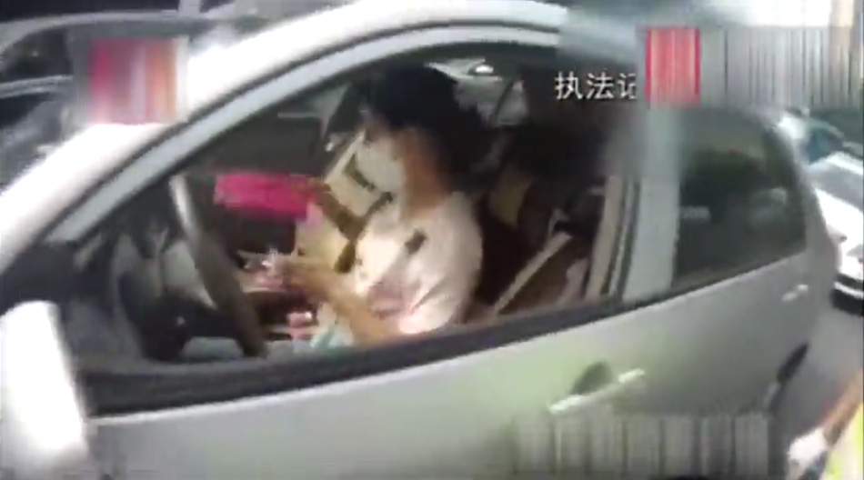 重庆一女子驾车时喂奶画面