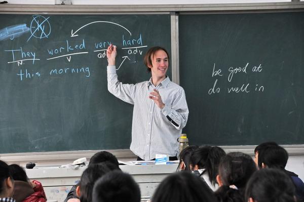 外国人在中国的生活，会说英文就能拿高薪？