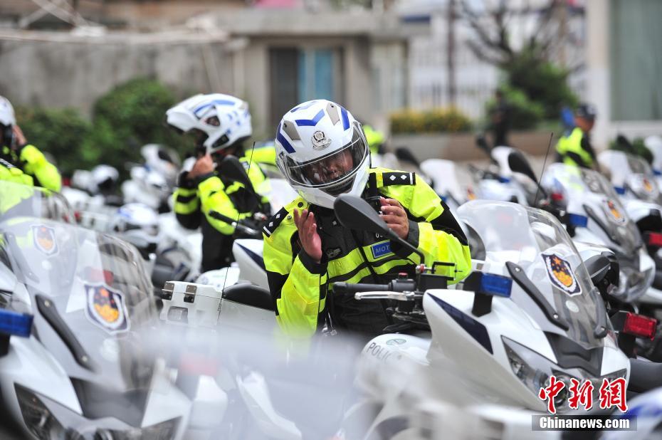 “春城骑警”列装启动仪式 昆明300辆巡逻摩托车上路
