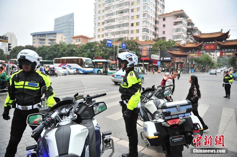 “春城骑警”列装启动仪式 昆明300辆巡逻摩托车上路
