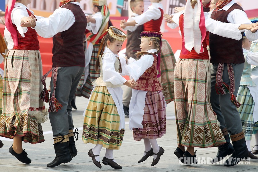 立陶宛演员在第十八届北京国际旅游节表演民族舞蹈.