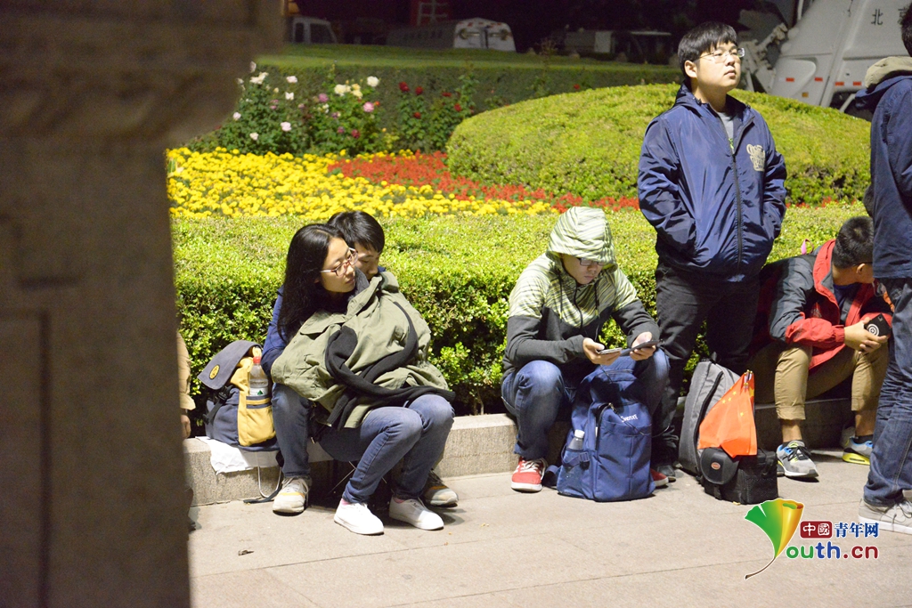 十一前夕天安门广场游客排队等待升旗仪式