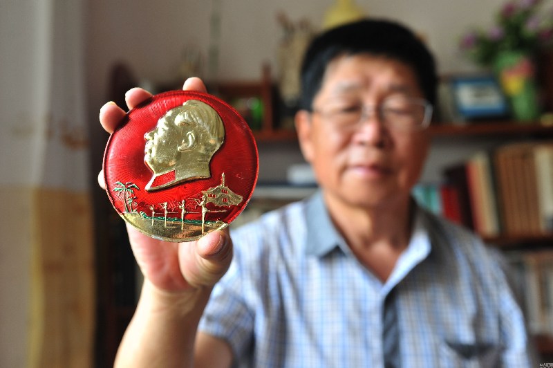 山东青岛：73岁老人用600多枚像章庆国庆