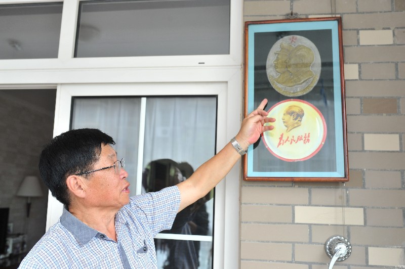 山东青岛：73岁老人用600多枚像章庆国庆