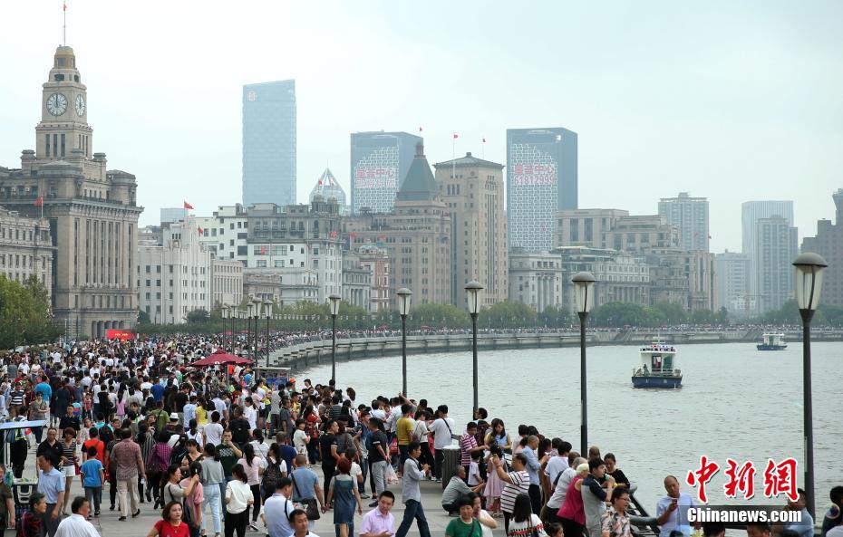 国庆上海外滩游人如潮 2.5万名公安民警巡逻