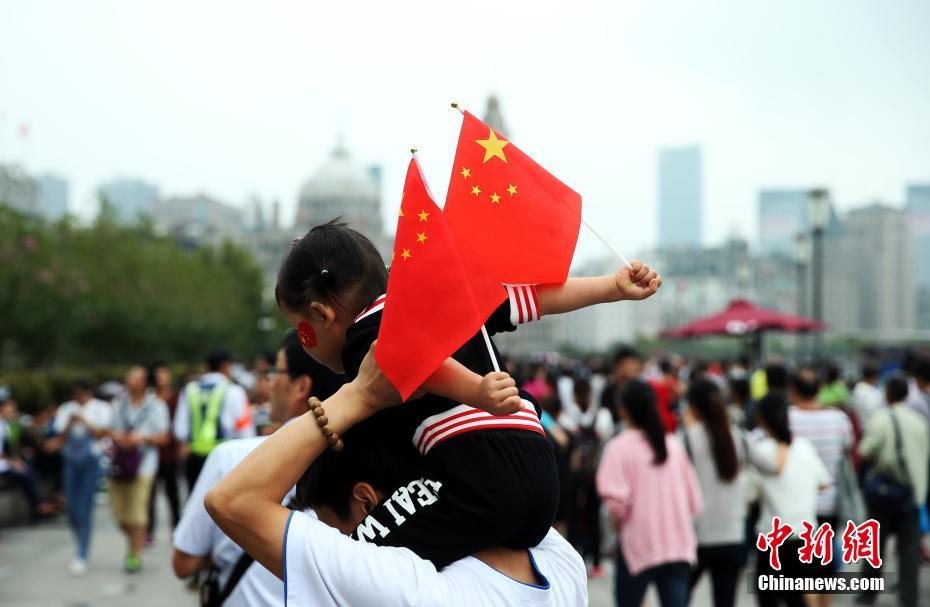 国庆上海外滩游人如潮 2.5万名公安民警巡逻