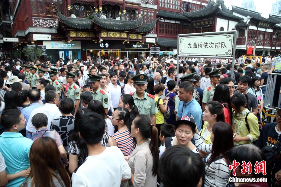 国庆上海外滩游人如潮 2.5万名公安民警巡逻