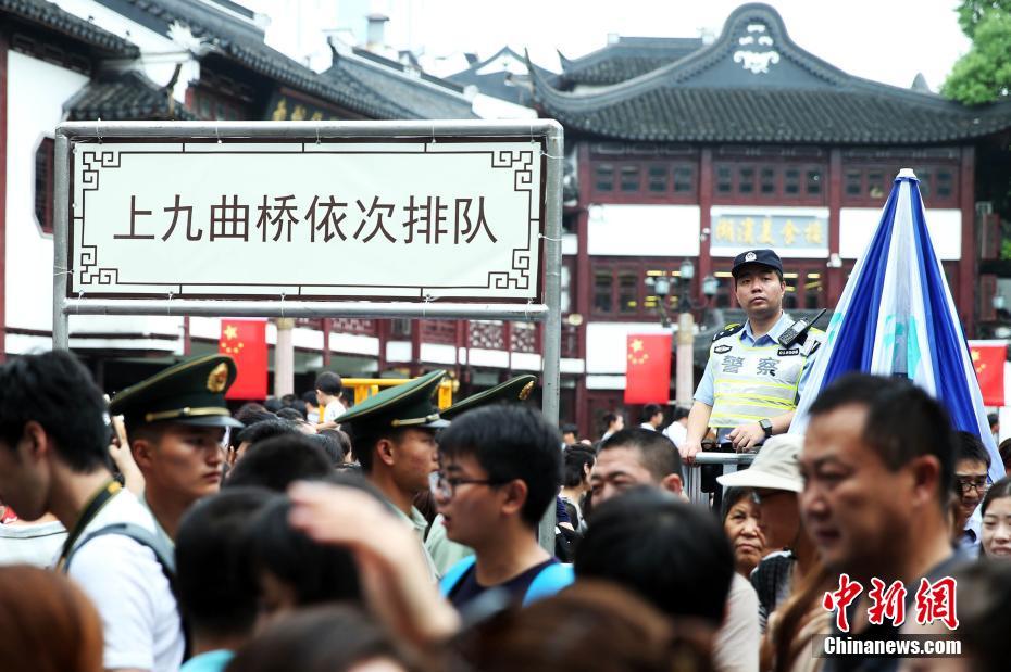 国庆上海外滩游人如潮 2.5万名公安民警巡逻