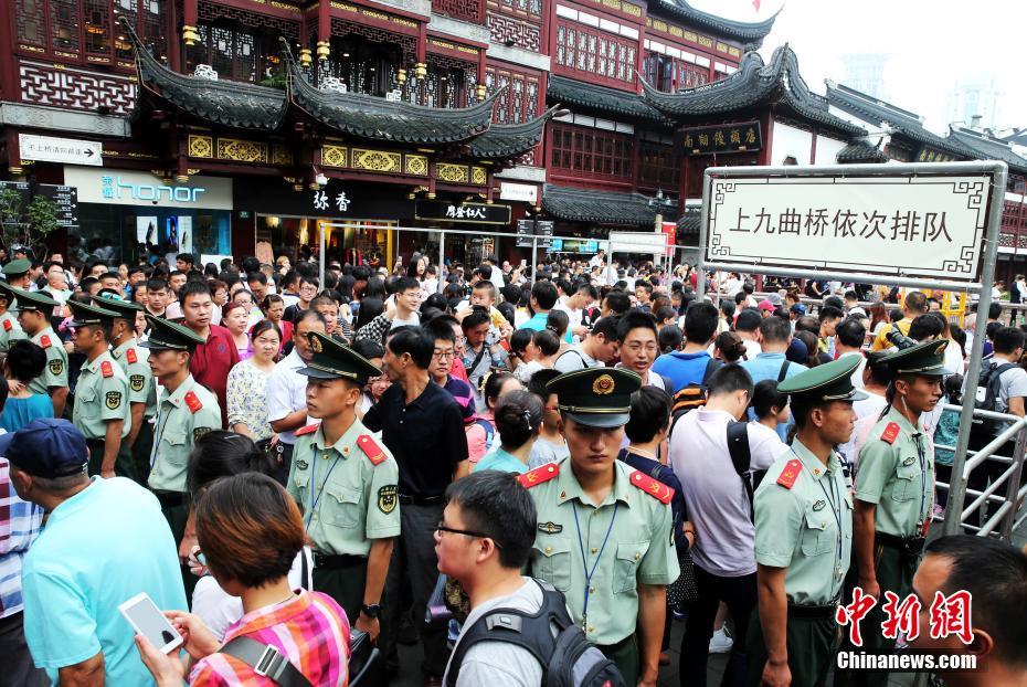 国庆上海外滩游人如潮 2.5万名公安民警巡逻