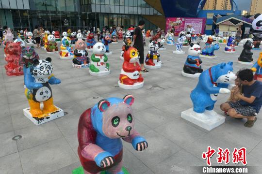 福州三百只“熊猫”迎国庆