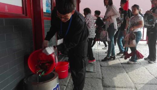 故宫安检：一天检出一万多个打火机
