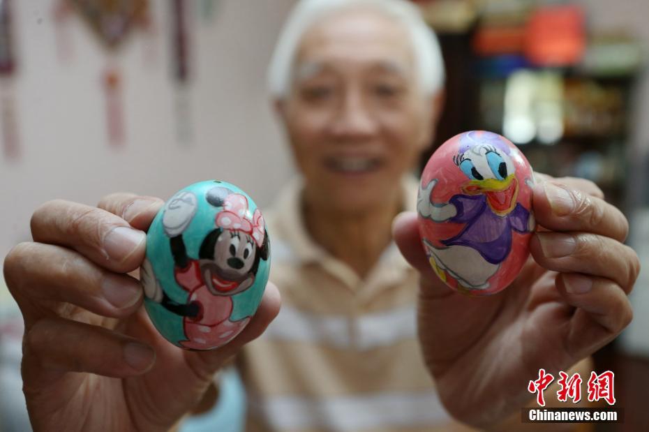 上海七旬老人10多年创作2500余蛋壳画