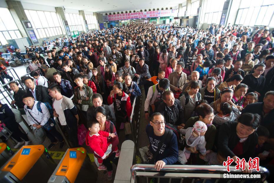 各地迎来返程客流高峰 苏州火车站人山人海