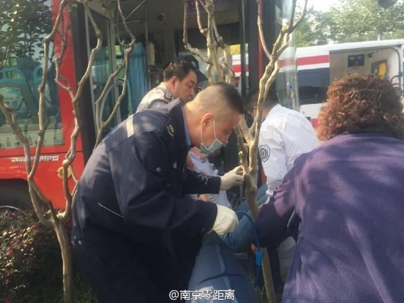 南京公交女司机开车途中发病 将车停稳后倒在驾驶室
