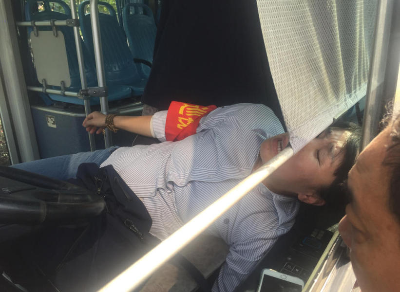 南京公交女司机开车途中发病 将车停稳后倒在驾驶室