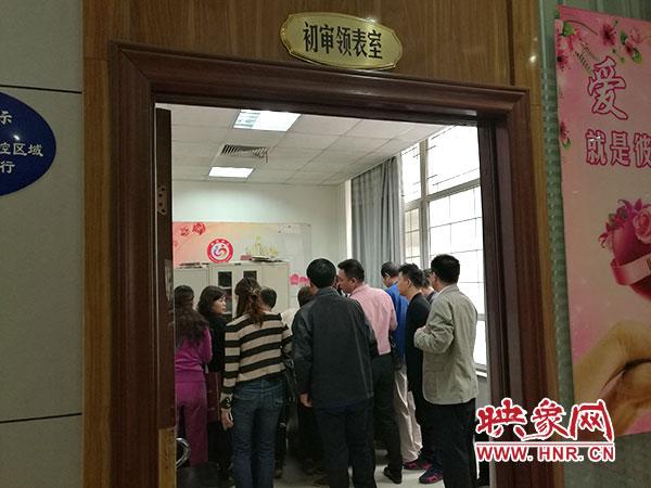 郑州市民排队离婚 80后夫妇为省10万首付款假离婚