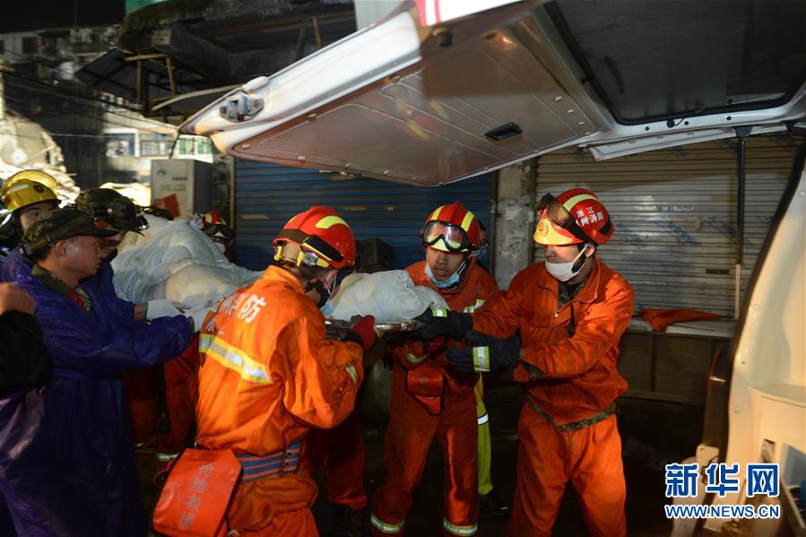 浙江温州民房倒塌现场救出一名有生命体征的小女孩