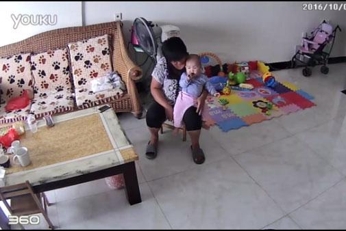 保姆往幼儿嘴里塞甲钳 被抓还想要工资