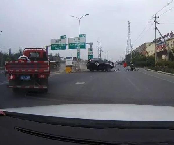 北京车祸视频曝光：轿车撞隔离墩后飞起 1死1伤