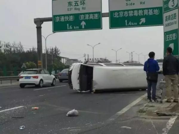 北京车祸视频曝光：轿车撞隔离墩后飞起 1死1伤