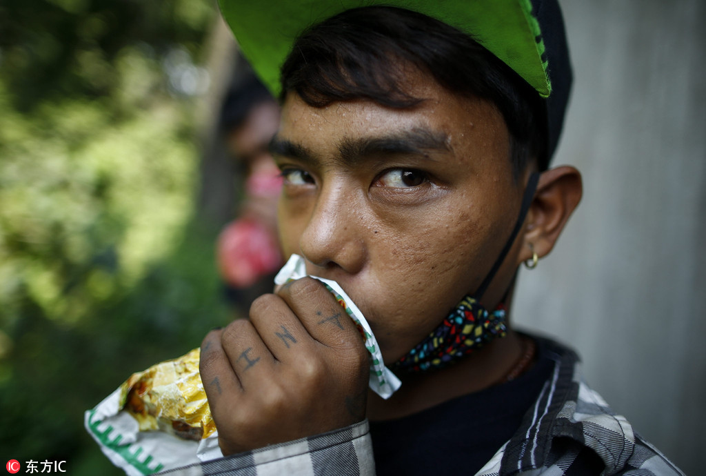 尼泊尔流浪儿童靠吸食强力胶摆脱饥饿与烦恼