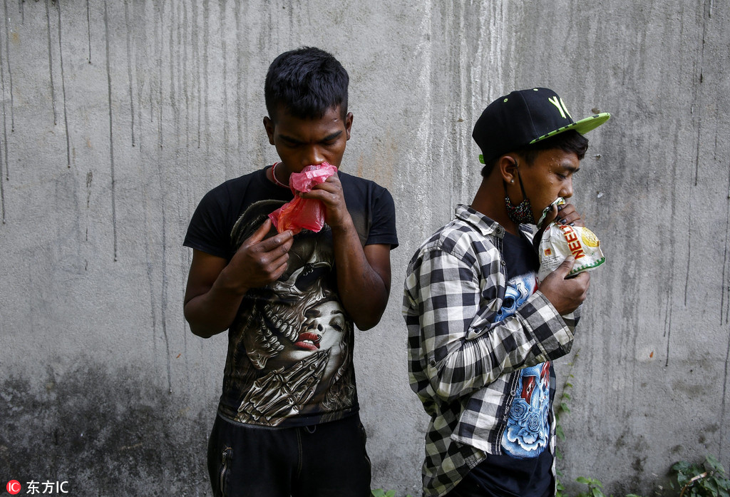 尼泊尔流浪儿童靠吸食强力胶摆脱饥饿与烦恼