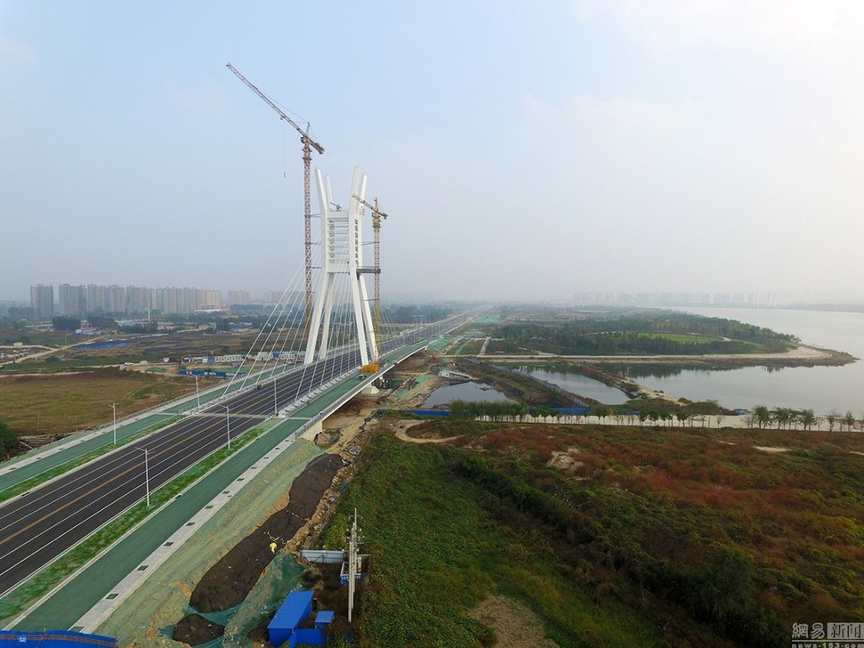 郑州花费上亿元建“酒杯”桥 造型独特