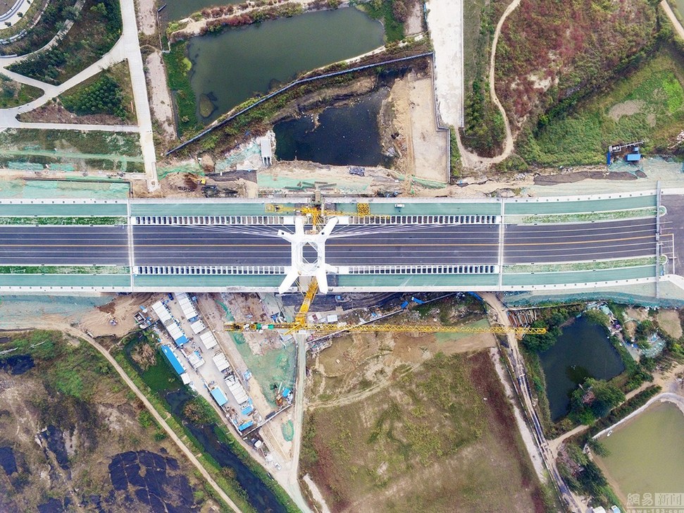 郑州花费上亿元建“酒杯”桥 造型独特