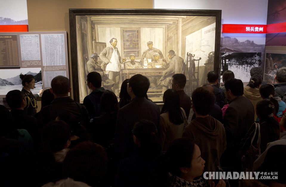 观众踊跃参观《纪念中国工农红军长征胜利80周年主题展》