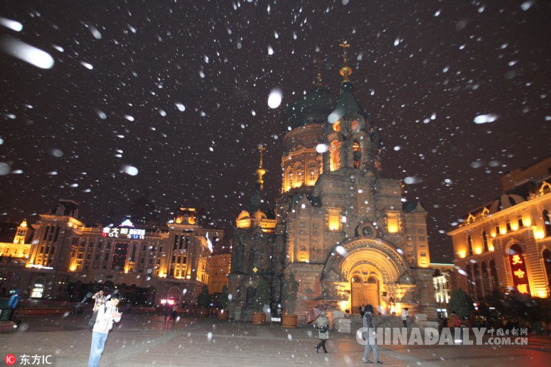 冰城哈尔滨降下2016首场雪 市民游客雪中“撒欢”