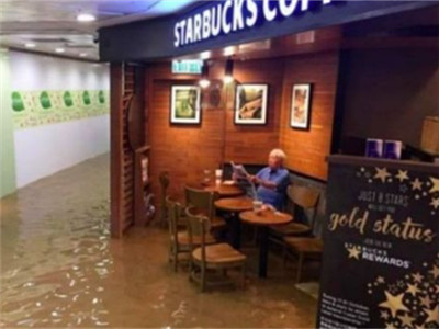 洪水中喝咖啡走红 网友爆笑:仿佛洪水只淹别人
