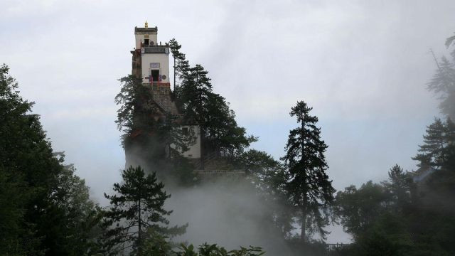 孤悬绝壁400年 世界上最险要的房子在中国