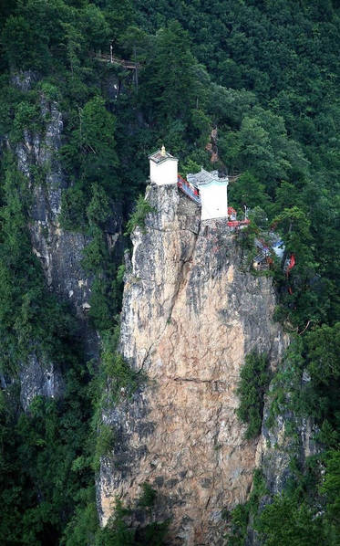 孤悬绝壁400年 世界上最险要的房子在中国