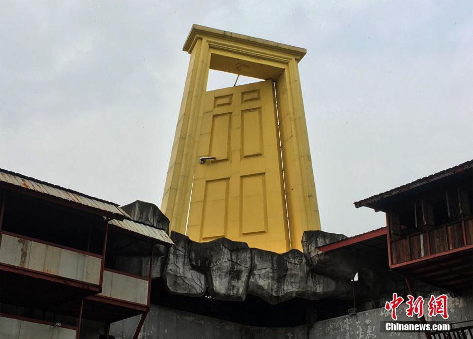 重庆楼顶立巨门 被戏称“上帝之门”