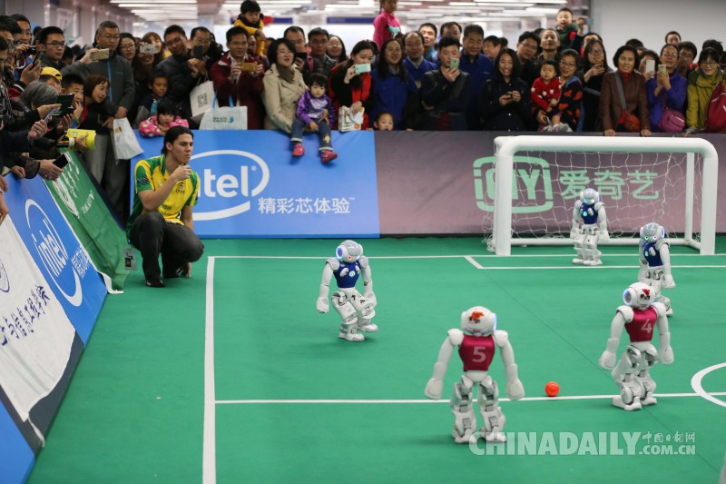 机器人上演足球比赛