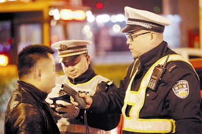 男子酒驾逃跑被抓回 竟称饮酒是多年习惯不喝开不了车