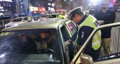 男子酒驾逃跑被抓回 竟称饮酒是多年习惯不喝开不了车