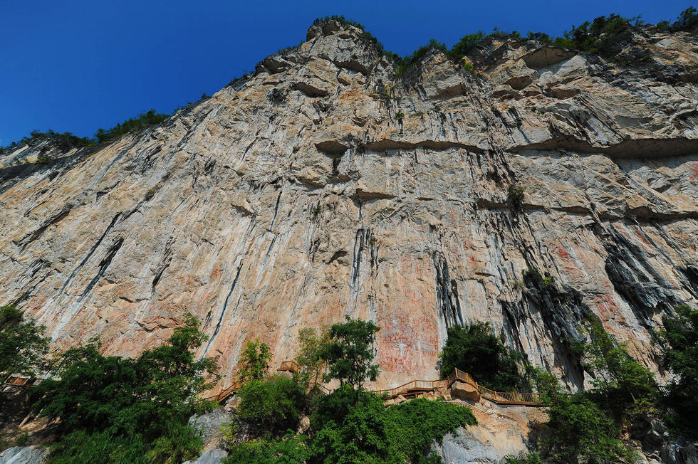 广西崖壁惊现2500年前战国时期花山岩画群