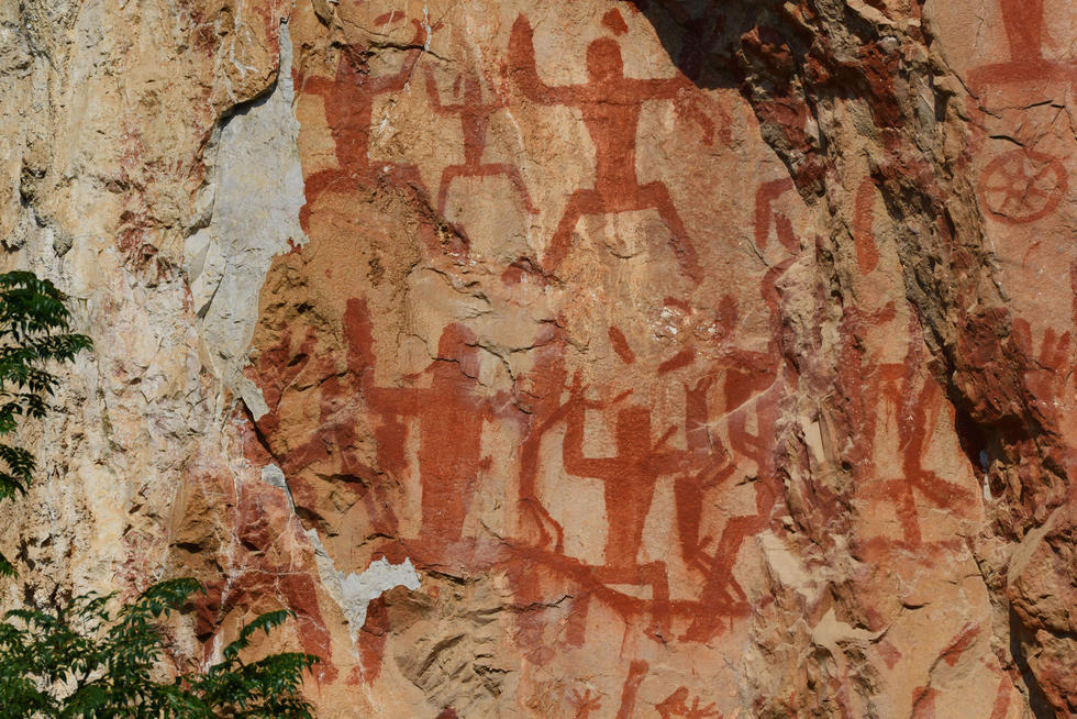 广西崖壁惊现2500年前战国时期花山岩画群