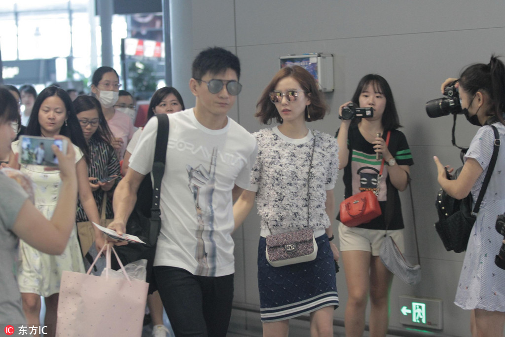 刘诗诗短发俏丽一脸呆萌现身 吴奇隆全程推车