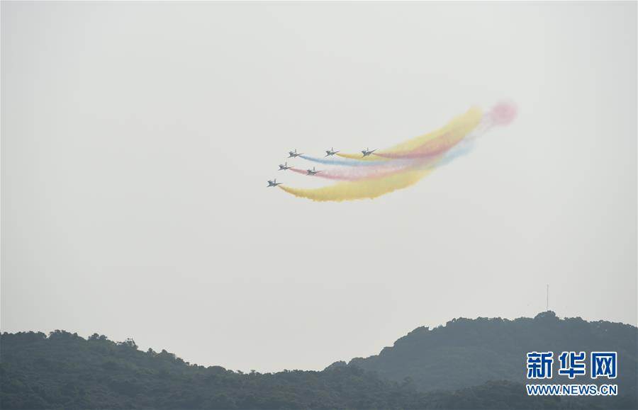 中国空军八一飞行表演队举行飞行表演