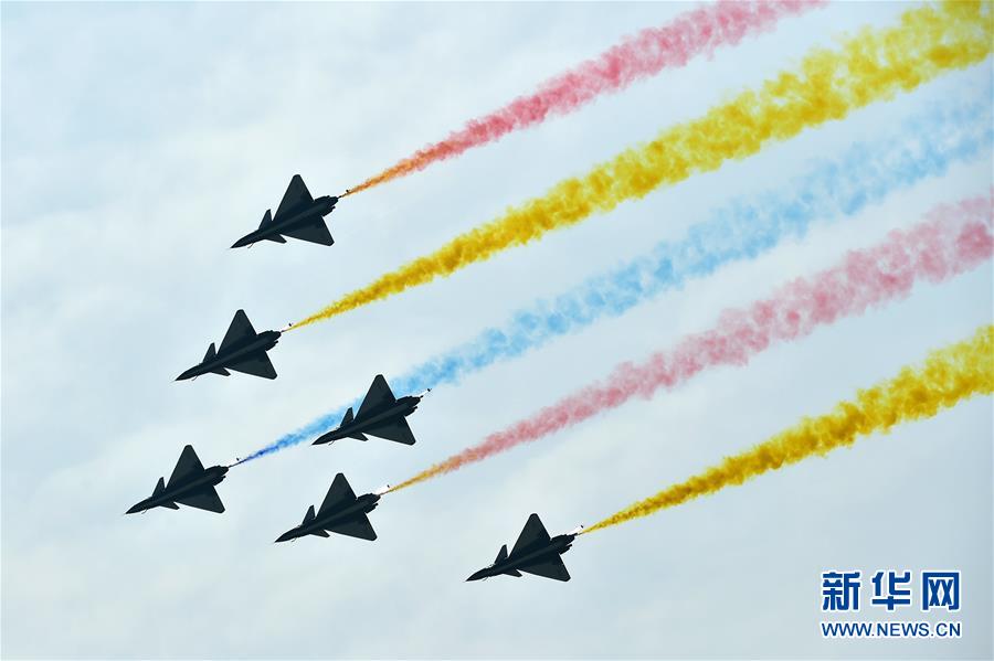 中国空军八一飞行表演队举行飞行表演