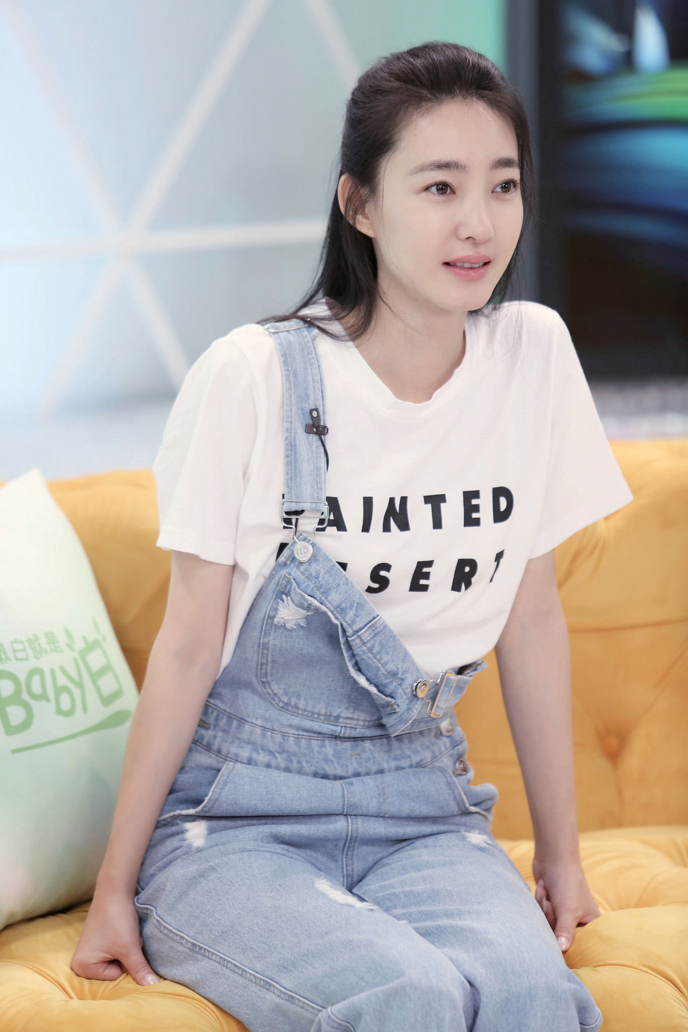 王丽坤春丽头怀抱卡通小刺猬全身糖果色少女值满格