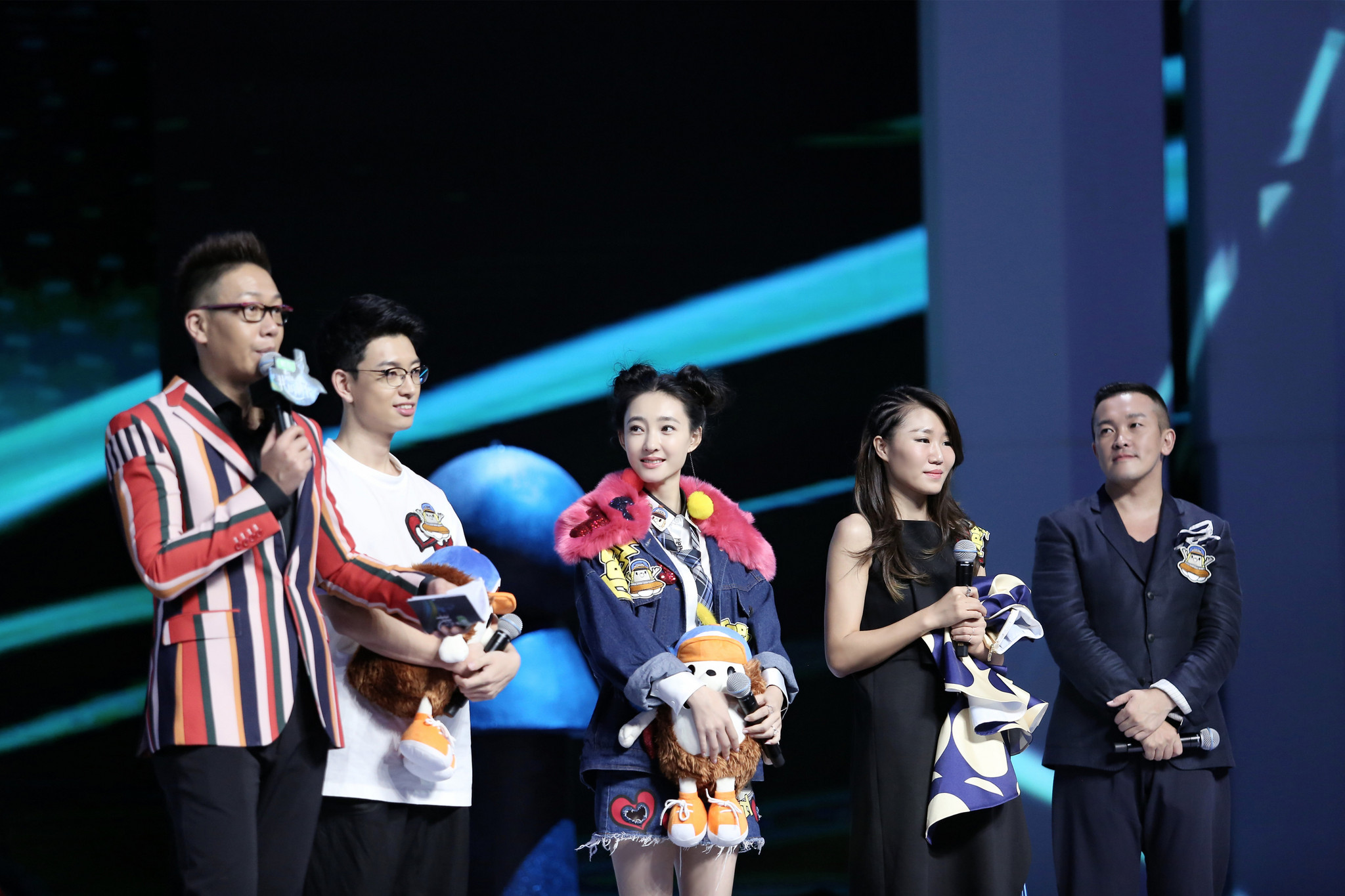 王丽坤“春丽头”怀抱卡通小刺猬 全身糖果色少女值满格