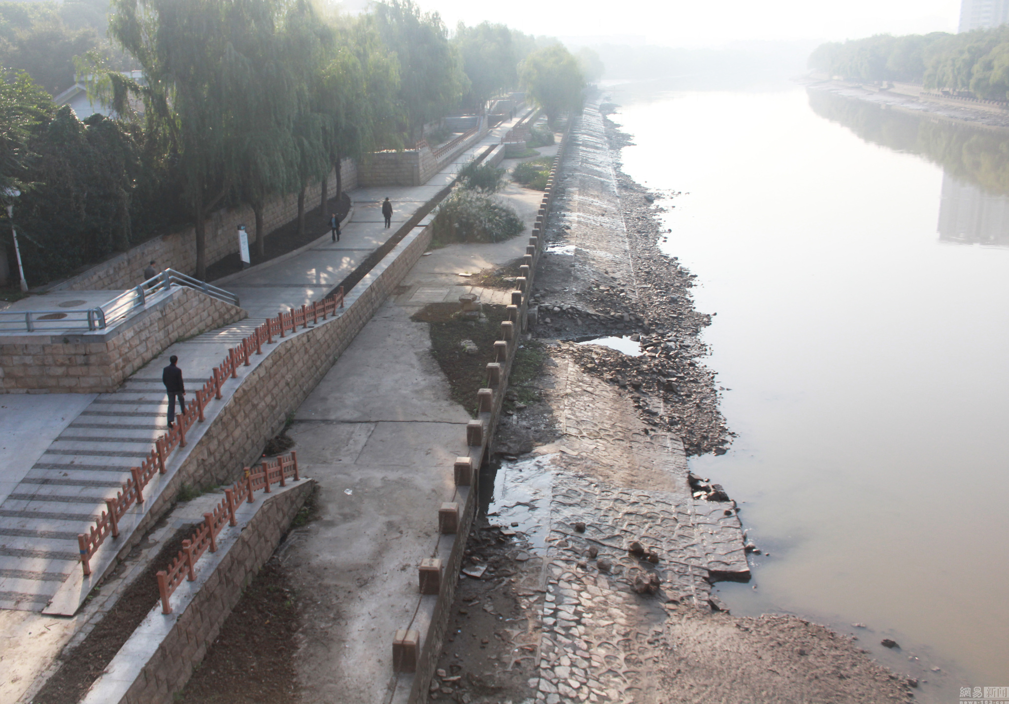 南京秦淮河水位下降 近岸河床“水落石出”