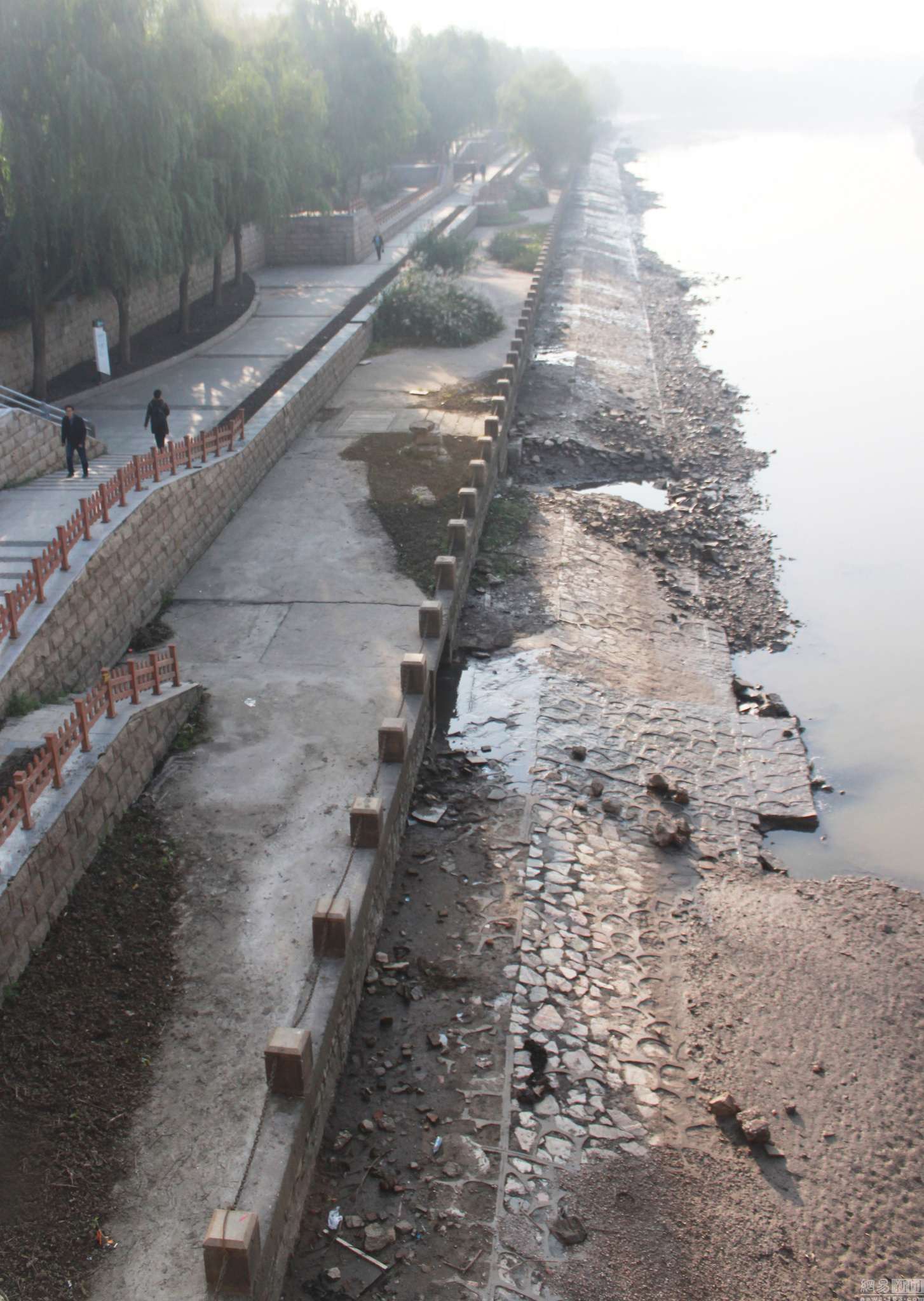 南京秦淮河水位下降 近岸河床“水落石出”