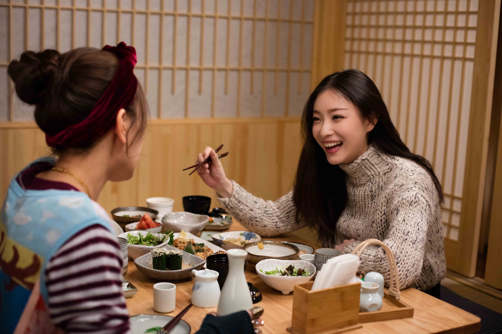 电影《28岁未成年》剧照曝光 倪妮红色低胸装