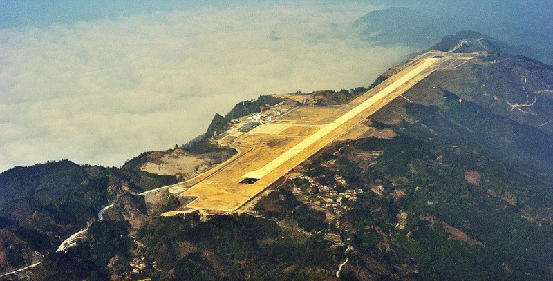 盘点全球最奇特的十大机场:悬崖边可起降