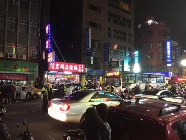 台湾数十人街头火拼 警察制止反被打